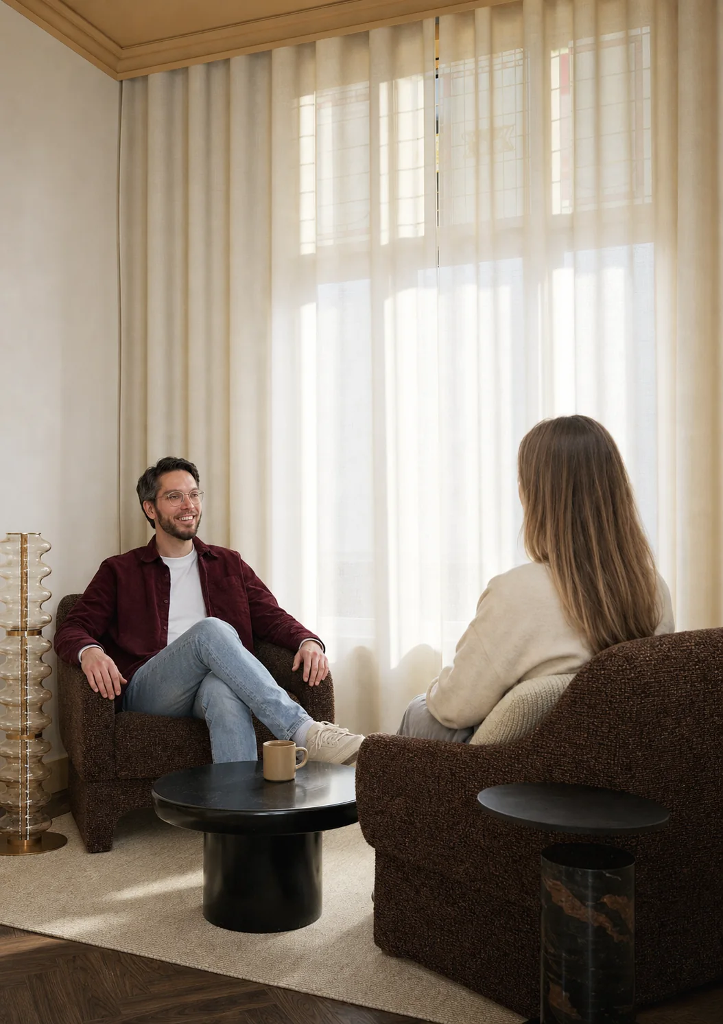 Richard in gesprek met een bezoeker in een lichte kamer van het Muntgebouw